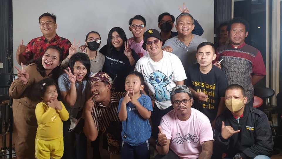 Foto 6 - AM Kuncoro bersama para Artis Penyanyi dan Tim Prima Founder Records & Publishing. (Dok. PF.jpg